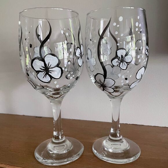 Set of 2 Hand Painted Floral Wine Glasses - Picture 1 of 7